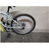 Image 15 : Roadmaster Granite Peak Men's 18 Speed Silver Mountain Bike