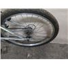Image 16 : Roadmaster Granite Peak Men's 18 Speed Silver Mountain Bike
