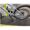 Image 17 : Roadmaster Granite Peak Men's 18 Speed Silver Mountain Bike