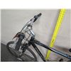 Image 18 : Trek 7100 RST Men's Black Hybrid Comfort Bike w/ Bontrager Tires