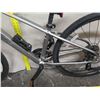 Image 17 : Trek EHN Men's Silver Road Bike w/ Bontrager Tires
