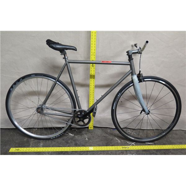 Giant S-R 28" Men's Gray Road Bike w/ 28" Serfas Flat Guard Tires