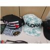 Image 3 : Multiple Wallets, Wristlets & Hawaii Print Caps