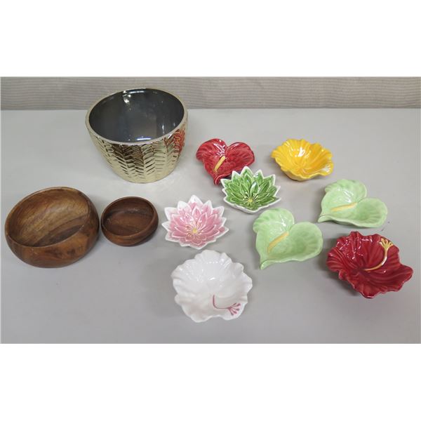 Qty 11 Décor Items: Wooden Bowls & Condiment/Soap Bowls: Leaf, Anthurium, etc