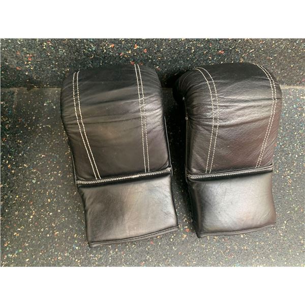 Set of black bag training gloves
