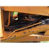 Image 6 : Case 580C Ind F & R Shuttle Cab, Heater w Fel & Bucket S# 8952384