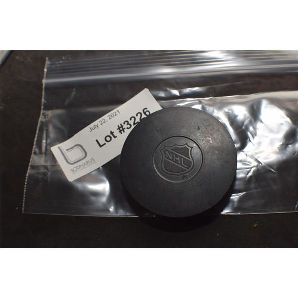 HOCKEY CARDS IN PUCK