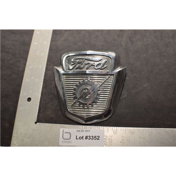 AUTOMOTIVE ANTIQUE SCRIPT EMBLEM ....FORD