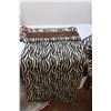 Image 3 : 4 Long Zebra-pattern Curtains (large, living room windows), Christmas Place settings