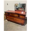 Image 1 : Dresser and mirror