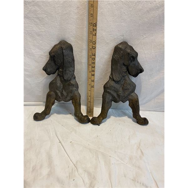 2 cast iron dogs