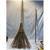 Image 1 : Broom