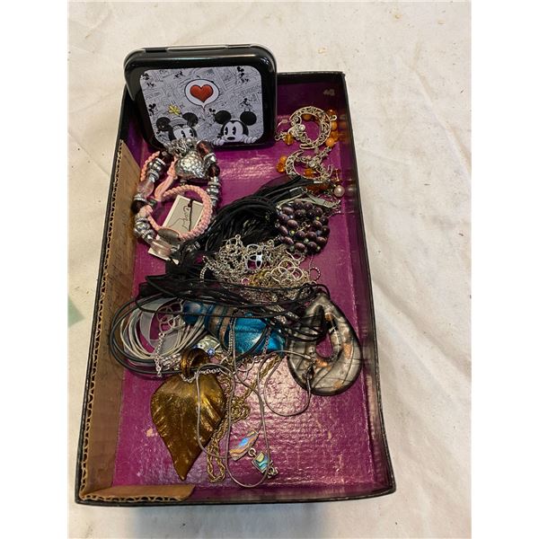 Lot costume jewelry