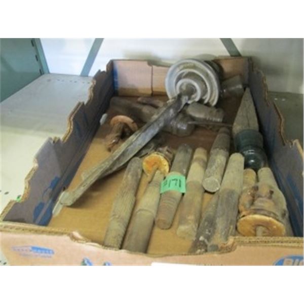 INSULATOR WOODEN PEGS