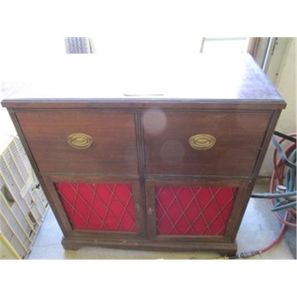 ANTIQUE SPARTON COMBINATION RECORD PLAYER/RADIO IN CABINET