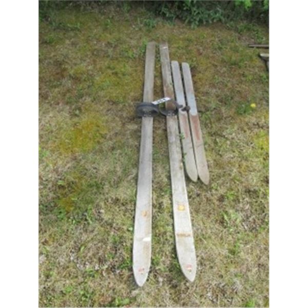 WOODEN SKIS WITHOUT BINDINGS