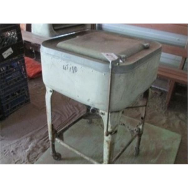 VINTAGE MOTOR DRIVEN WASHING MACHINE