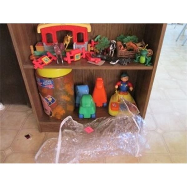 BOOKSHELF C/W BUILDING BLOCKS, BOOKS, TOY SHOPPING CART