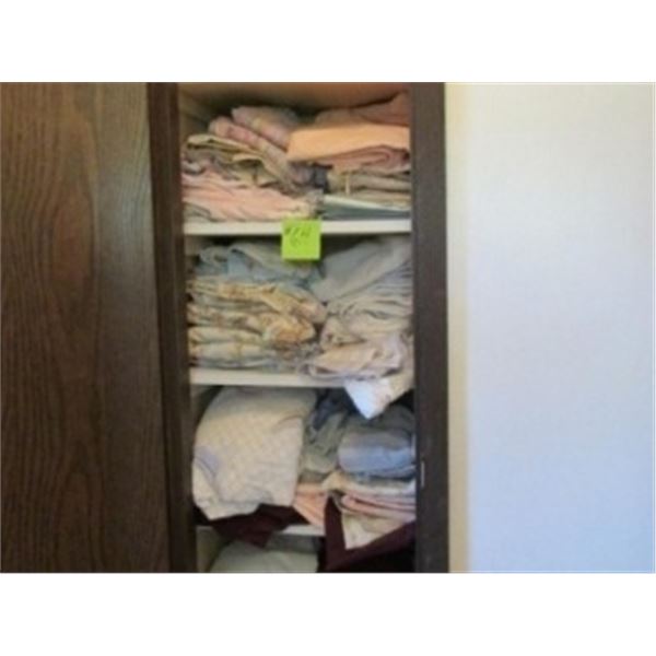 CONTENTS OF LINEN CLOSET INCLUDING BLANKETS, BEDDING & TOWELS