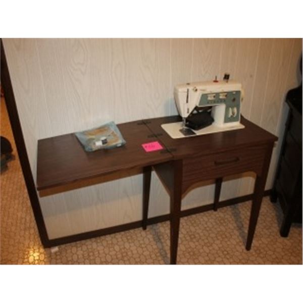 SINGER SEWING MACHINE IN CABINET
