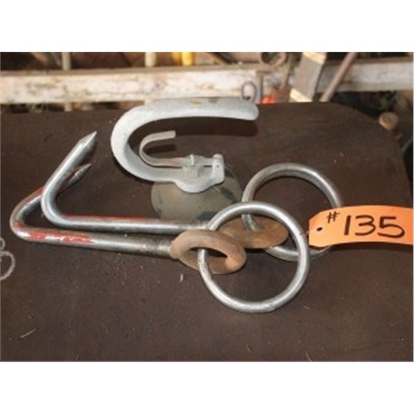 2 HOOKS & SUCTION CUP