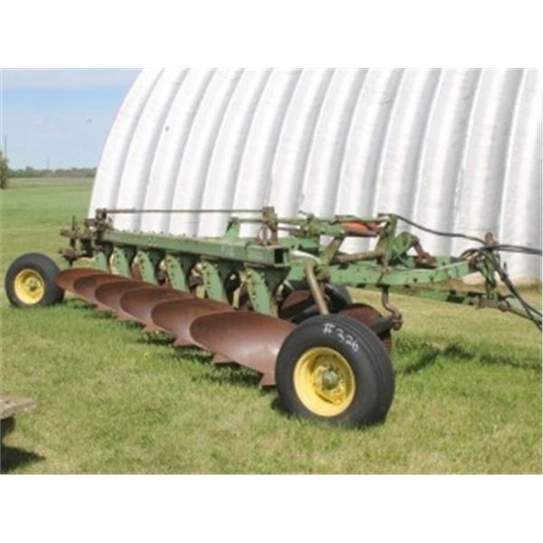 JOHN DEERE 3100 - 6 BOTTOM PLOW