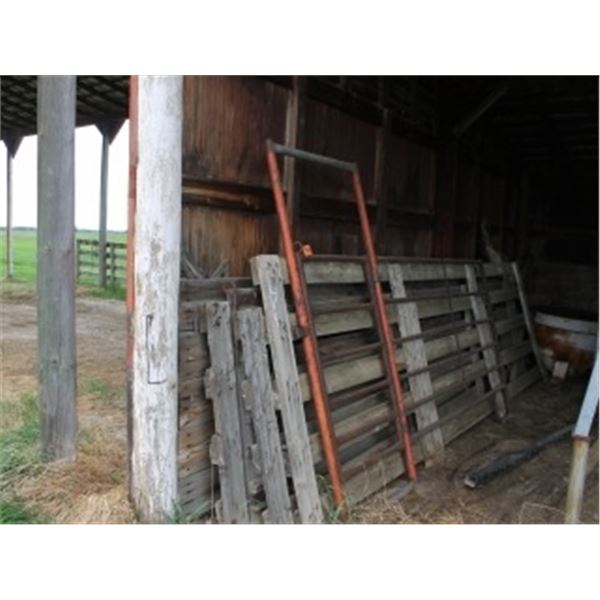 STEEL GATE C/W WALKWAY AND  3 WOOD PANELS,