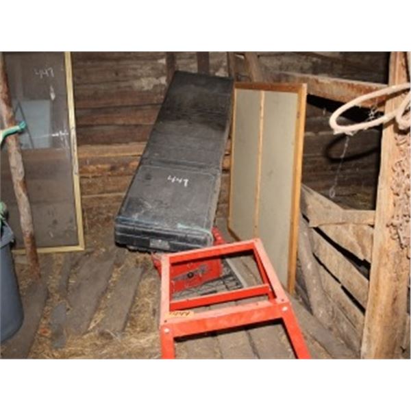 BLACK TOOLBOX, RED STAND