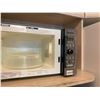 Image 6 : Microwave, pryex, knives and more A