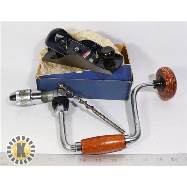 FLAT OF VINTAGE TOOLS INCLUDING HAND DRILL AND
