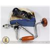 Image 1 : FLAT OF VINTAGE TOOLS INCLUDING HAND DRILL AND