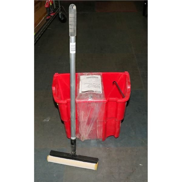 RUBBERMAID WAVE BRAKE WATER BUCKET W/ SQUEEGEE