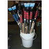 Image 1 : PAIL FILLED WITH SNOW REMOVAL BRUSHES
