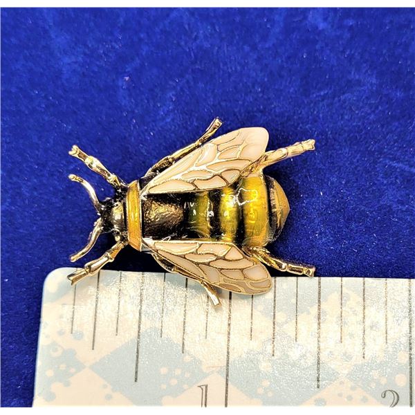 24)  GOLD TONE AND ENAMEL BUMBLE BEE BROOCH.