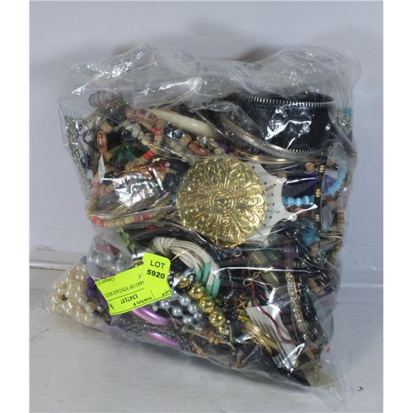 LARGE BAG OF VINTAGE MIXED JEWELRY