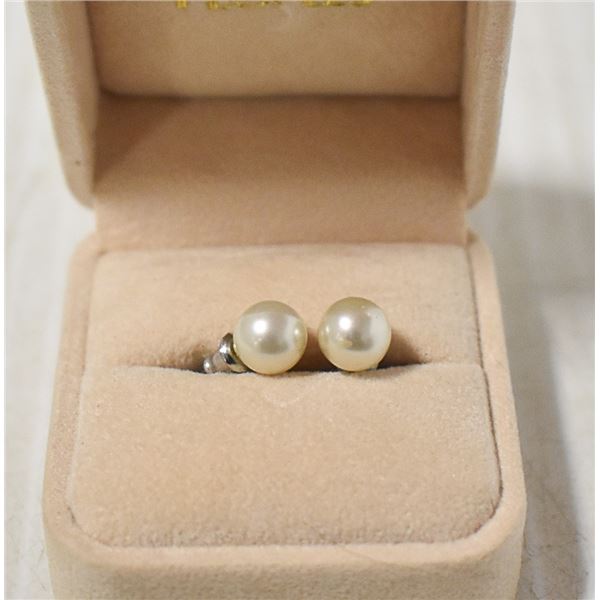 PAIR OF PEARL EARRINGS