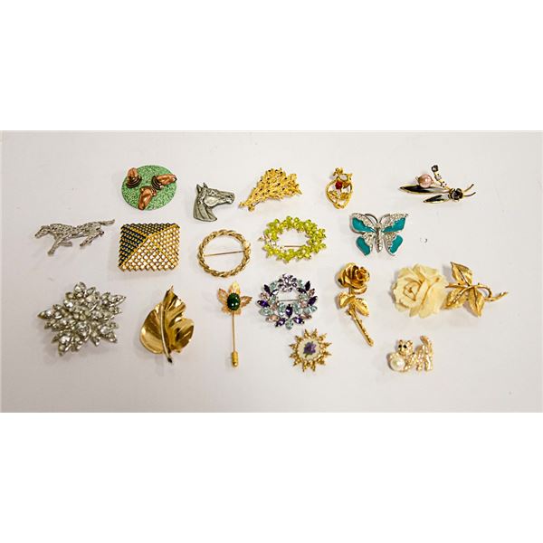 LARGE LOT OF VINTAGE BROOCHES