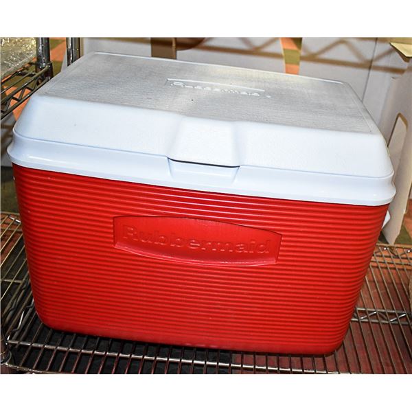 LARGE RUBBERMAID CAMPING COOLER