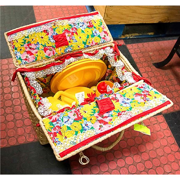 VINTAGE PICNIC BASKET FOR 2.