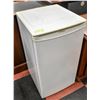Image 1 : WHITE MINI FRIDGE