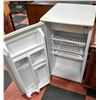 Image 2 : WHITE MINI FRIDGE