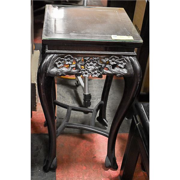 BLACK SHOWHOME TABLE W/ GLASS TOP