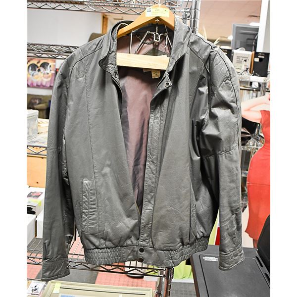 CLUB INTERNATIONAL SIZE 44 LEAETHER JACKET