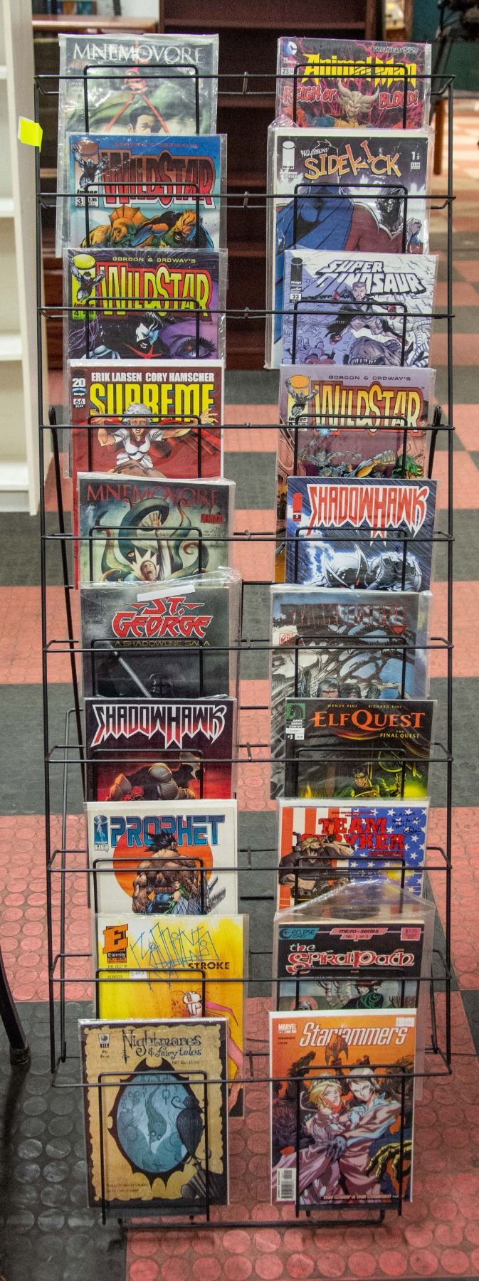 WIRE COMIC BOOK STAND WITH COMICS