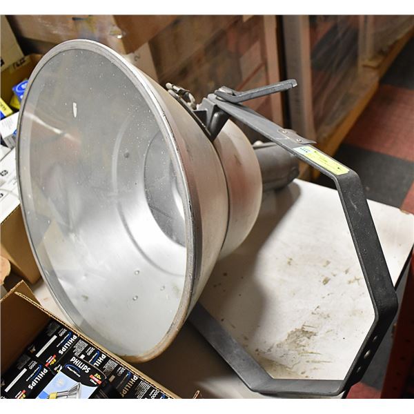 COMMERCIAL LIGHT WIRED TO A 3 PRONG PLUG