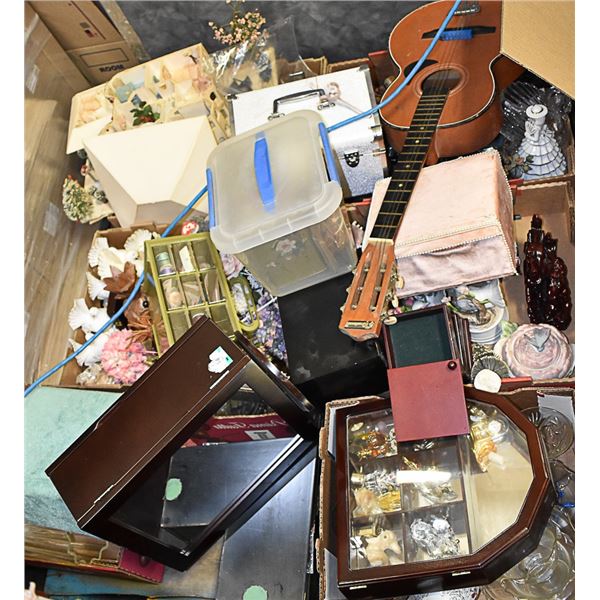 PALLET OF ESTATE ORNAMENTS AND COLLECTIBLES