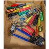 Image 1 : FLAT OF ASORTED SCREWDRIVERS, ALLEN KEYS, AND