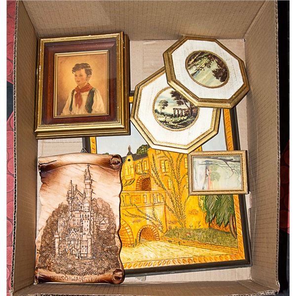 BOX OF ASSORTED DECORATIVE WOODEN ITEMS