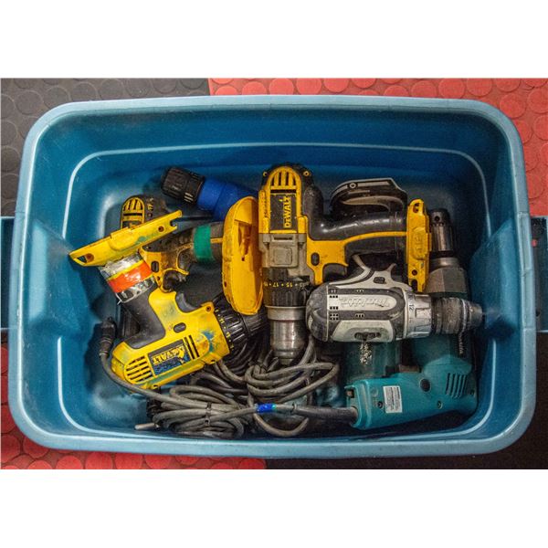 TOTE OF 7 CORDLESS AND CORDED DRILLS DEWALT MAKITA