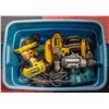 Image 1 : TOTE OF 7 CORDLESS AND CORDED DRILLS DEWALT MAKITA